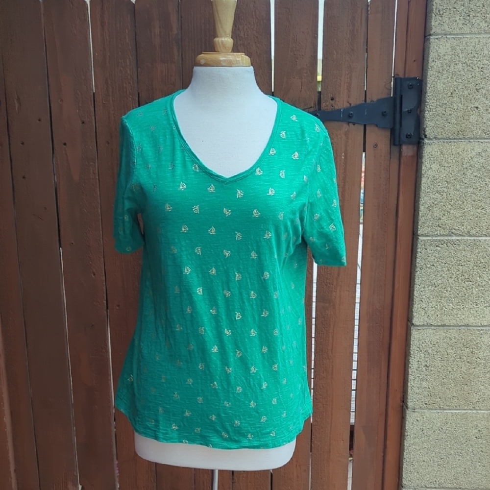 Chico's Kelly Green V-Neck Short Sleeve Top with Gold Sailboat Accents
